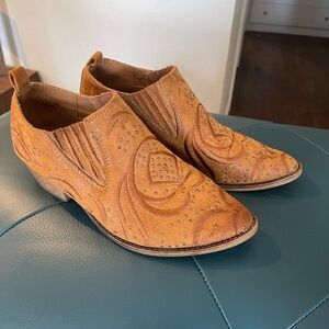 Women’s size 8 1/2 vintage Havana Everleigh boots.